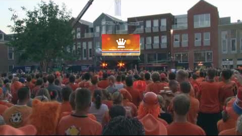 Kroning live op groot scherm op Kerkplein
