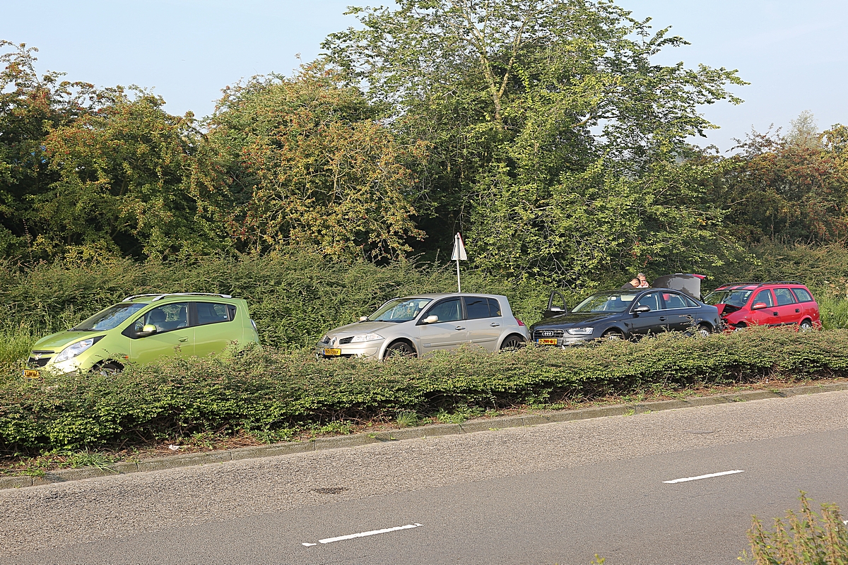 Vier auto’s botsen op Hollandbaan