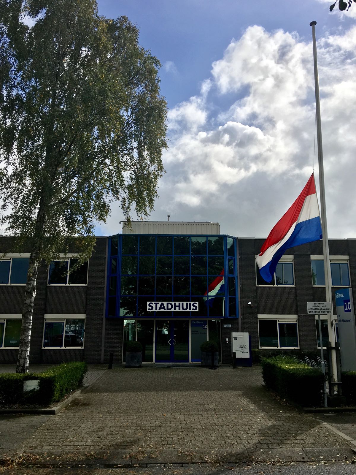 Gemeente Woerden hangt vlag halfstok voor overleden burgemeester Van der Laan