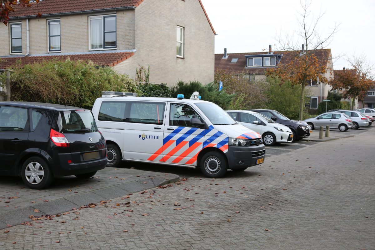 Politie valt woning in Linschoten binnen