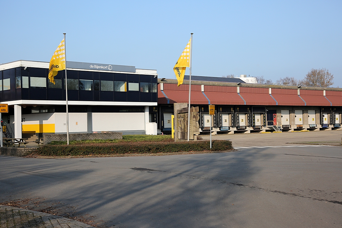 Tientallen ontslagen door sluiting magazijn Bijenkorf in Woerden