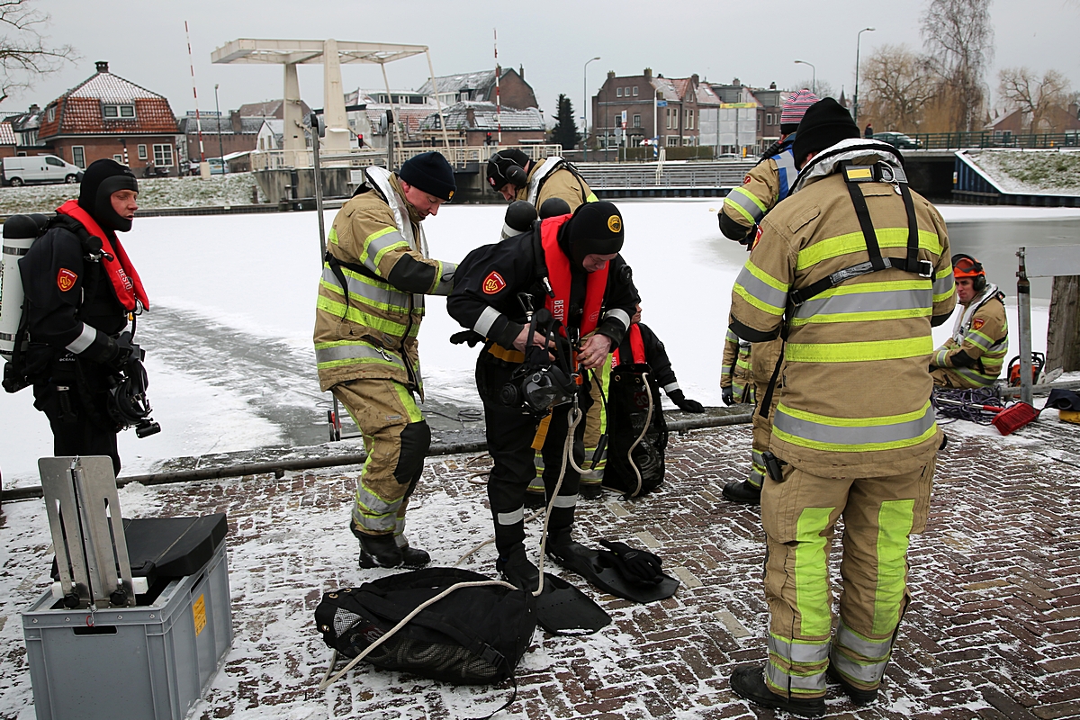 Brandweer oefent met duiken onder ijs