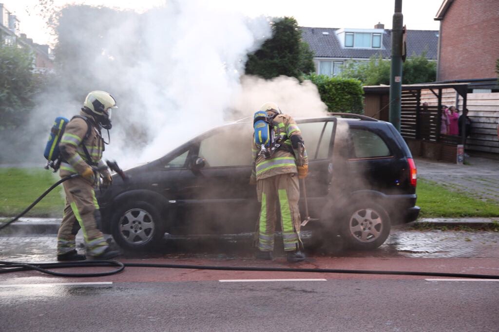 Auto in vuur en vlam