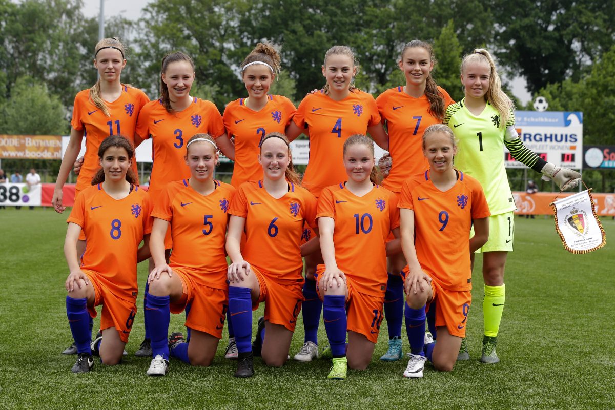 Nederlands dameselftal onder 15 jaar speelt in Woerden