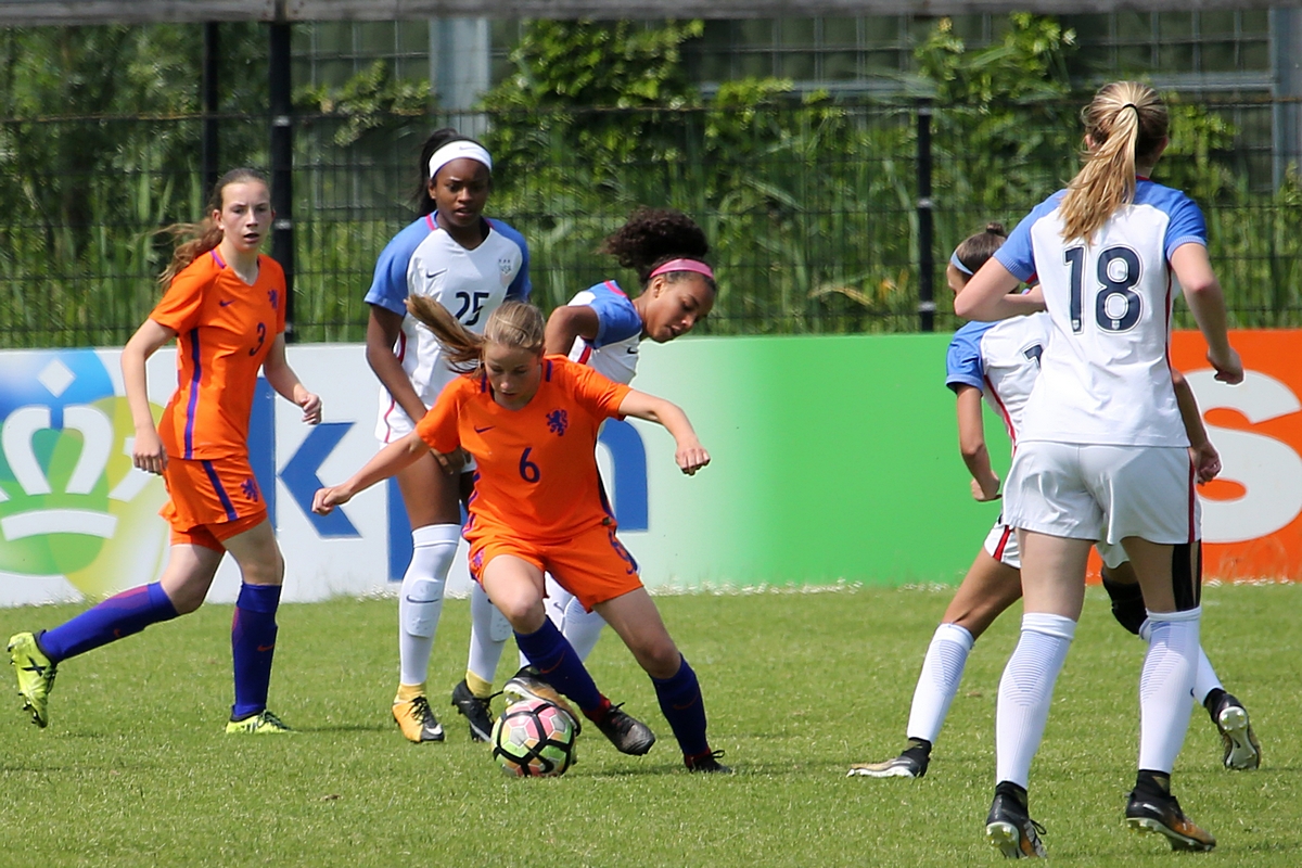 Nederlands dameselftal onder 15 jaar wint in Woerden