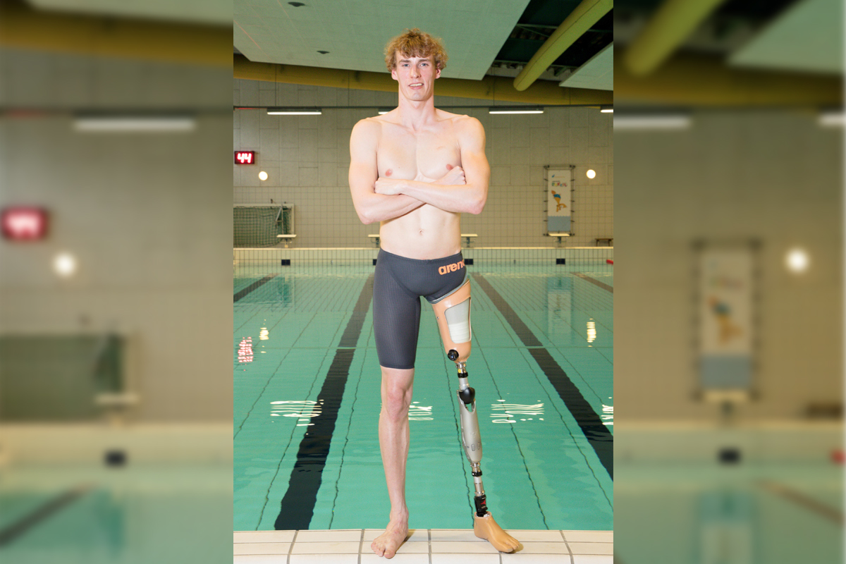 Paralympiër Thijs van den End reikt zwemdiploma’s uit