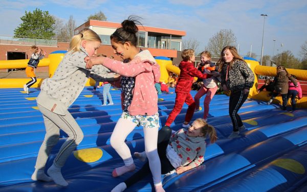 Kinderen in beweging voor Stichting Semmy tijdens Koningsspelen