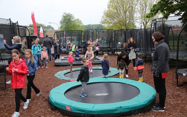 Kinderen vermaken zich op trampolines en skelters bij ThysToys