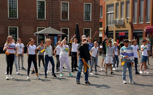 Dansende leerlingen op Kerkplein