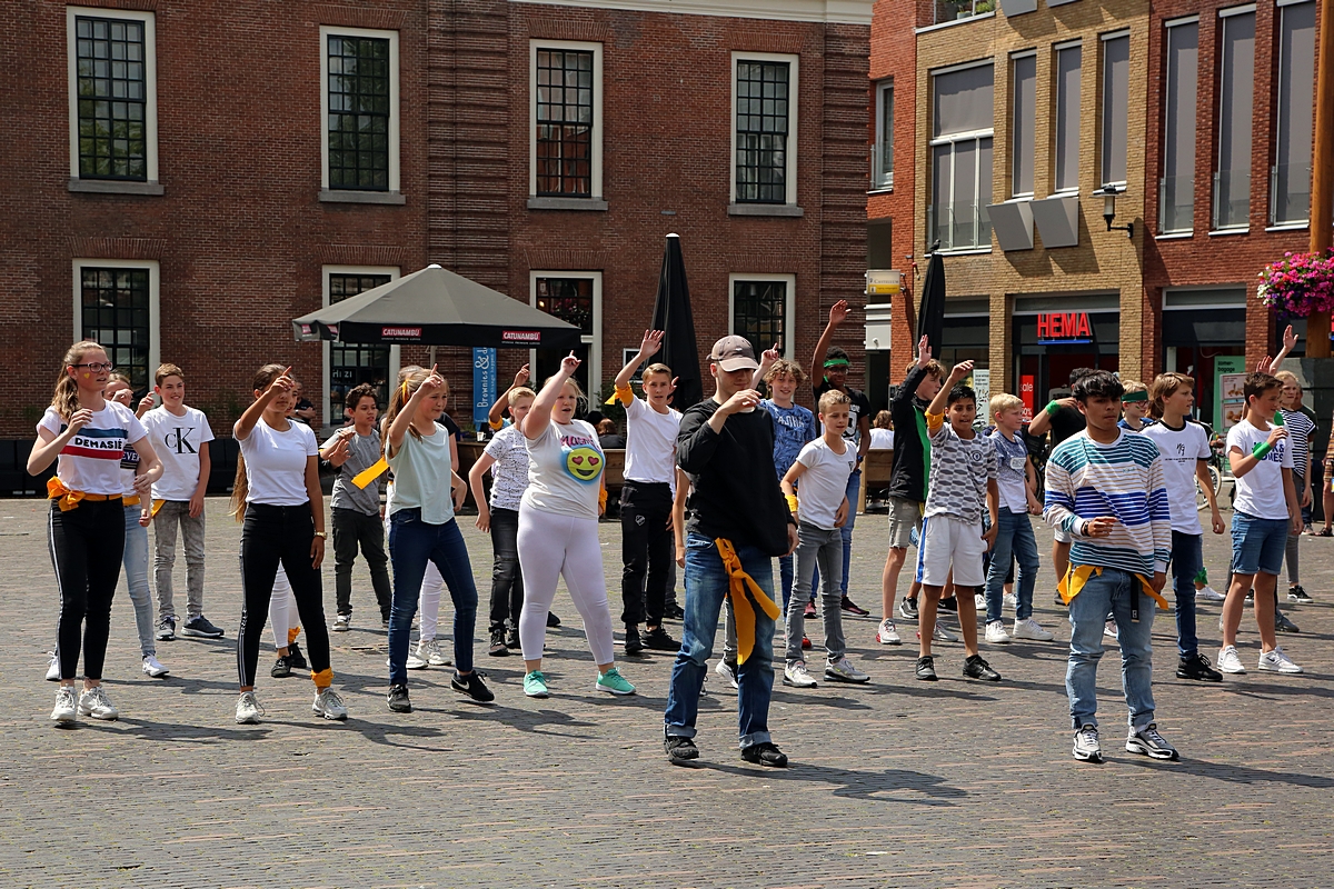 Dansende leerlingen op Kerkplein